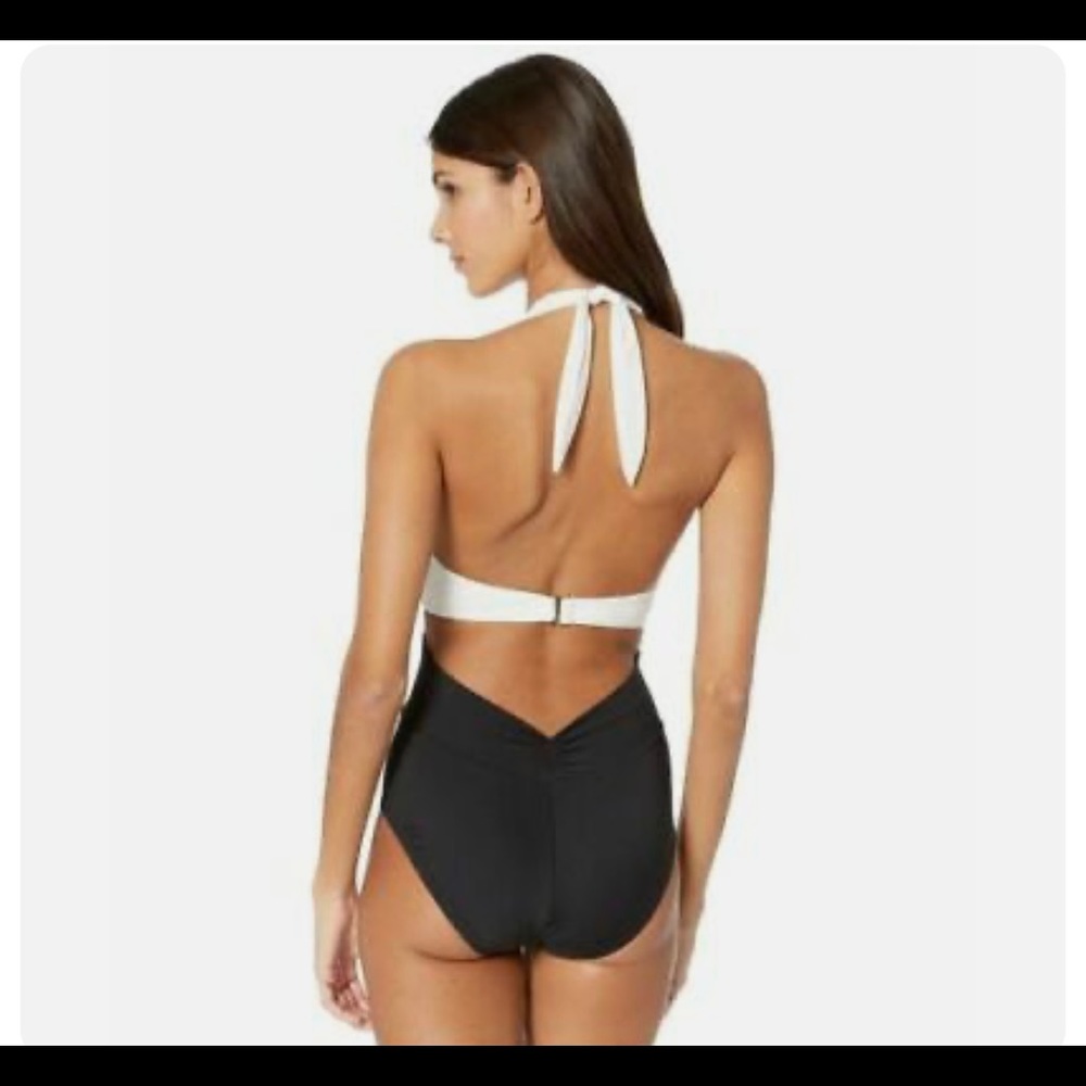 New with tags gorgeous swimsuit in black and white. Size small.